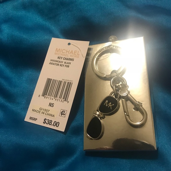 Michael Kors Key Charmer - Picture 2 of 5